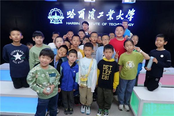 首次参观活动邀请哈工大附中60余名中小学生进行实地参观与亲身讲解