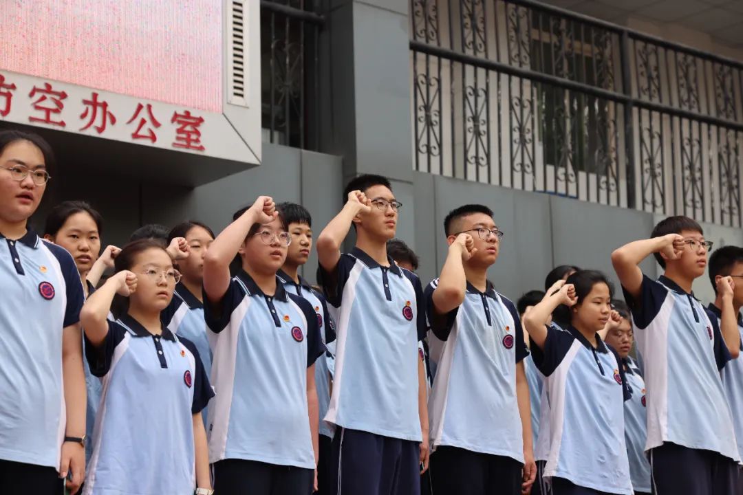 新团员代表发言新团员代表九年级2-4班王智博同学发表入团感言.