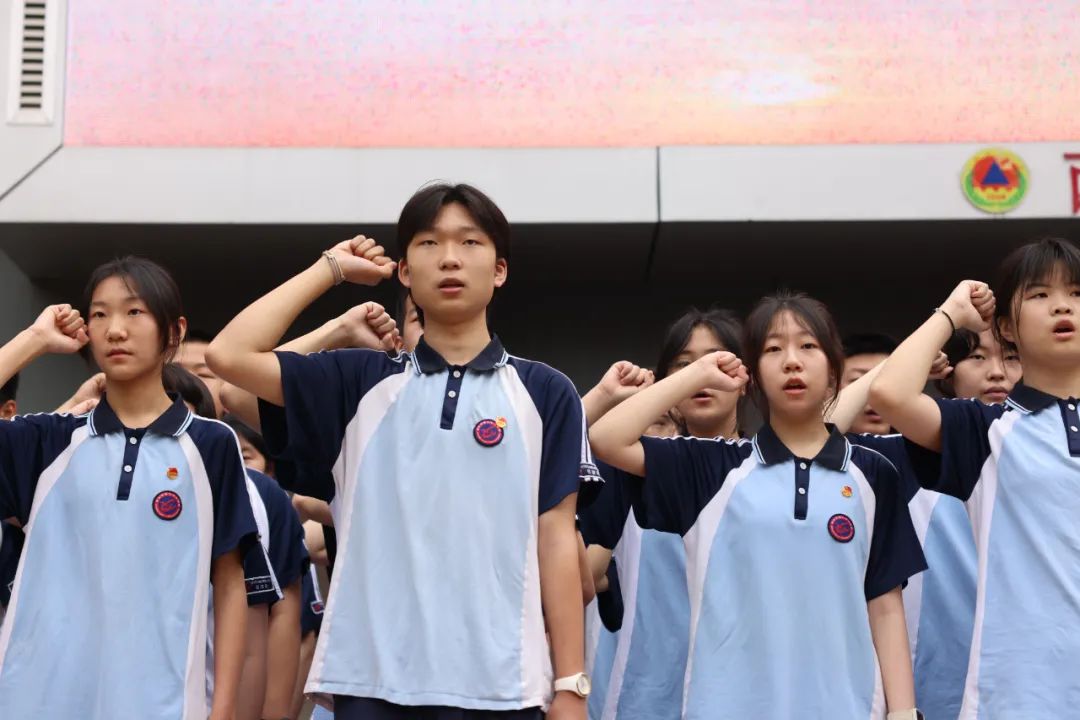 新团员代表发言新团员代表九年级2-4班王智博同学发表入团感言.