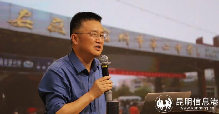 教研工作创新赋能安宁中学教学管理中心副主任周建礌老师主持本次活动