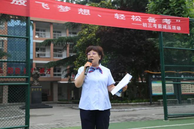 西安市远东第二中学初三年级毕业合影暨考前减压活动