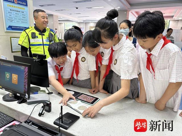 学生进警营,零距离体验交通安全文明