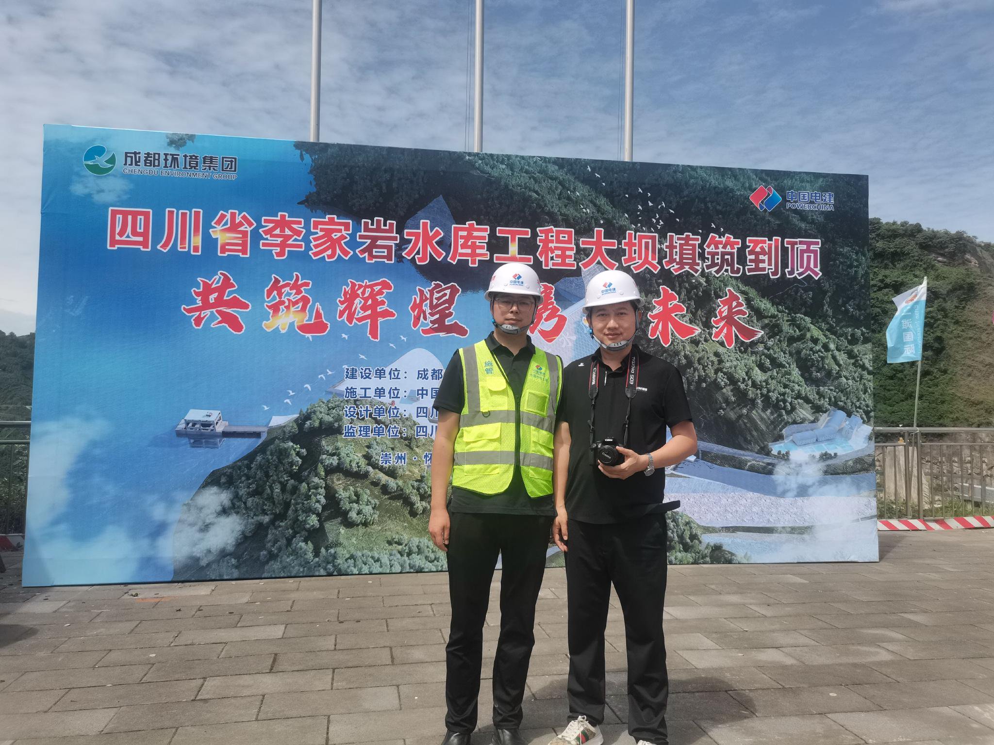 在群山中书写绿水新画