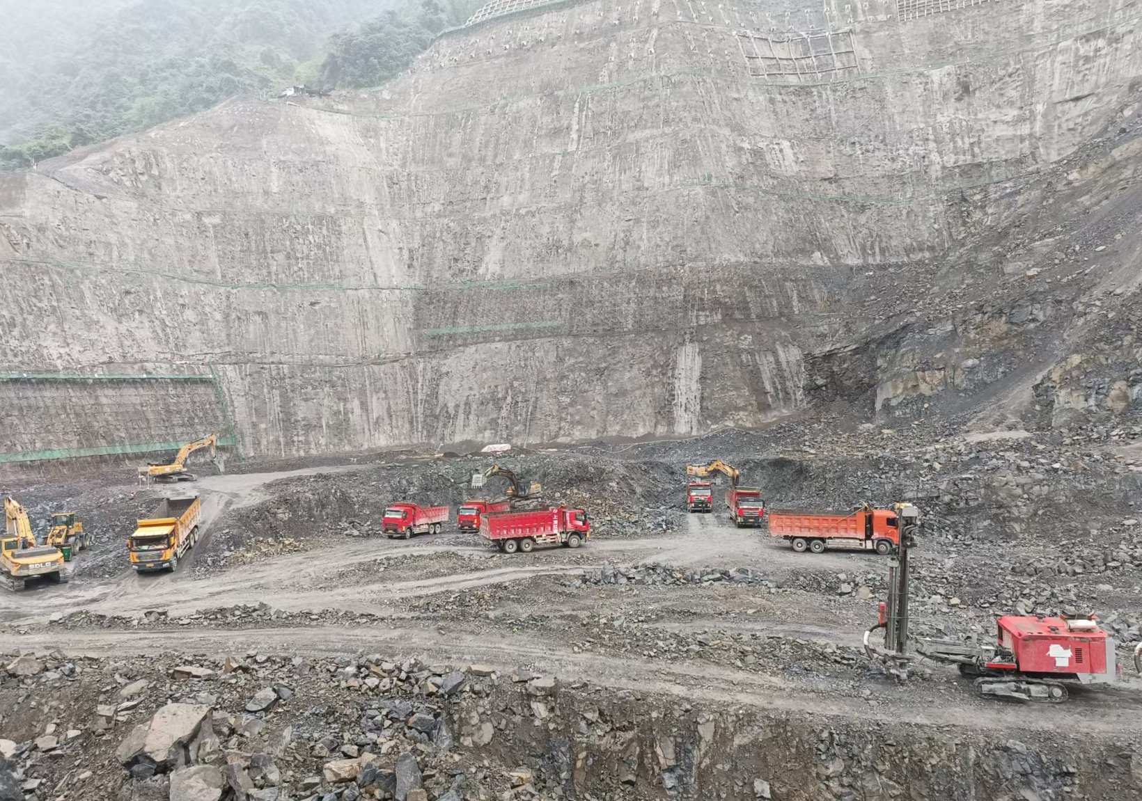 在群山中书写绿水新画