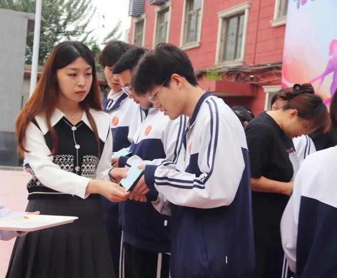 西安东方职业高级中学举行2024年新团员入团仪式_新浪财经_新浪网