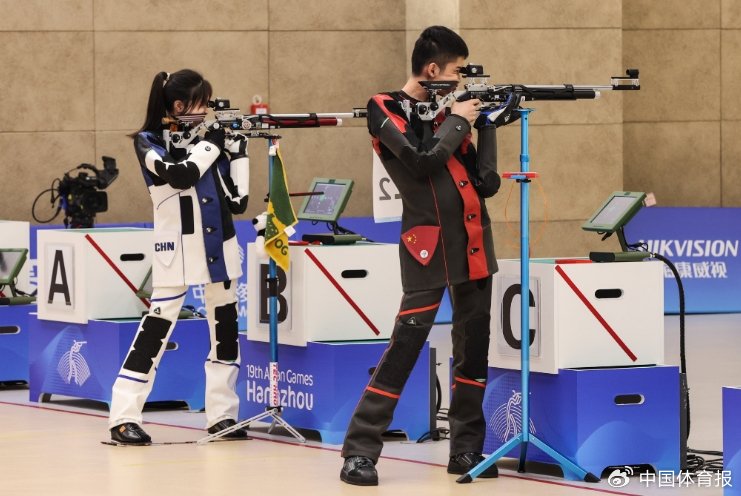 射击世界杯德国站 黄雨婷盛李豪夺得10米气步枪混团冠军