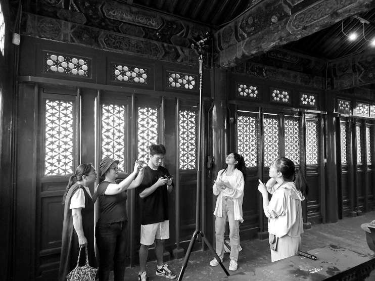 赵庆聪(左二)和团队成员为彩画拍摄"妆前照".