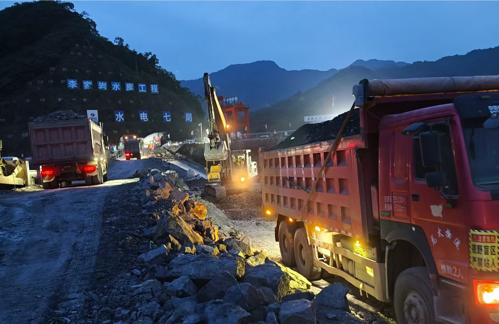 每天,数百名建设者坚守施工现场,甘之若饴,无怨无悔,向大坝填筑目标