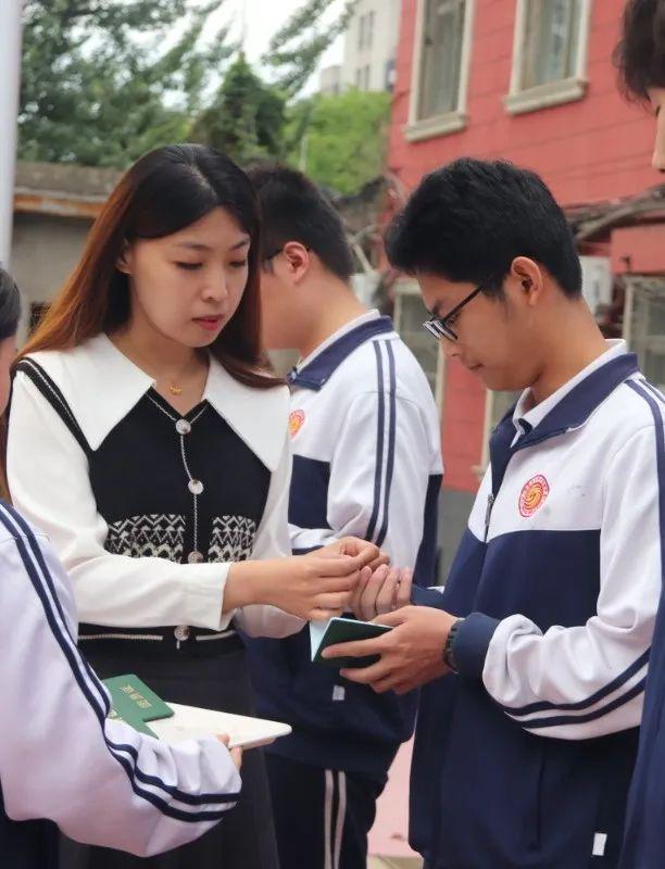 西安东方职业高级中学举行2024年新团员入团仪式_新浪财经_新浪网