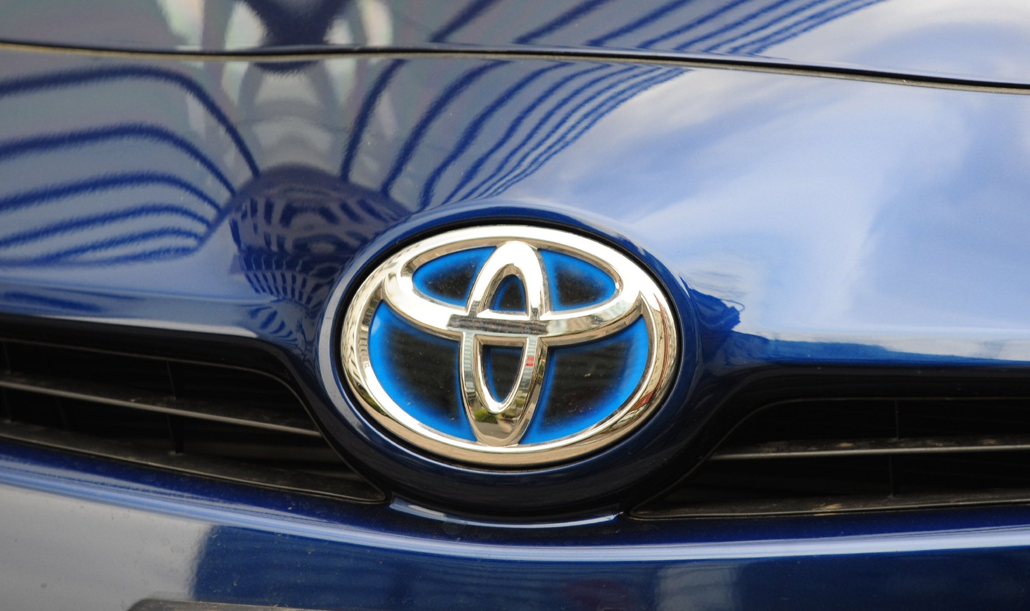 这是2011年4月18日拍摄的日本东京一家丰田公司4s店内的汽车车标