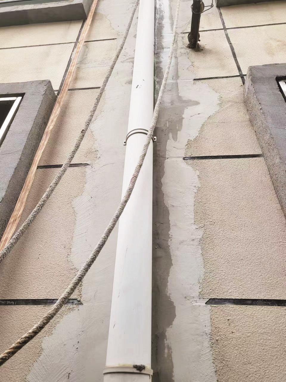 雨水管渗漏 居民家中墙体返潮