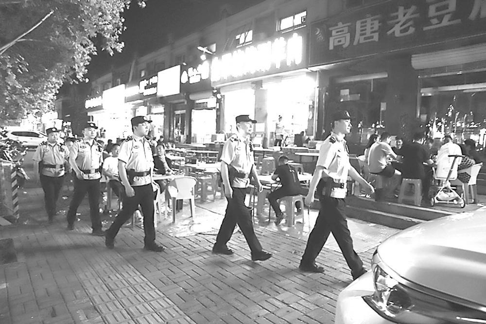 图为近日信都公安分局民辅警夜巡守护辖区平安.