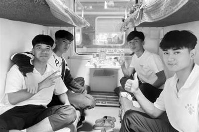 6月3日14时26分,沈阳至乌鲁木齐t302次"民族团结号"列车缓缓驶出沈阳