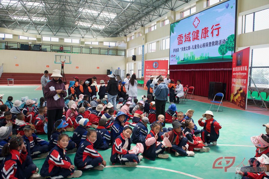 5月27日,医疗志愿队来到萨迦县木拉乡达江村为卓玛央吉和白玛次片两