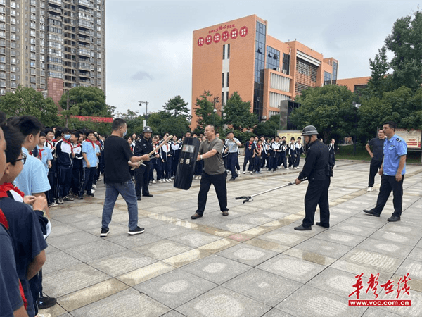 以"演"筑防 安全护航  湘潭市九华中学开展2024年反恐防暴安全演练