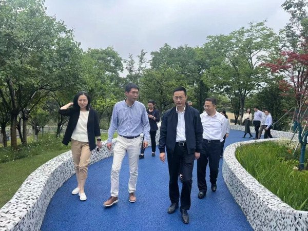 5月31日上午,市绿容局副局长朱心军带队来新虹街道指导"上海市园林街