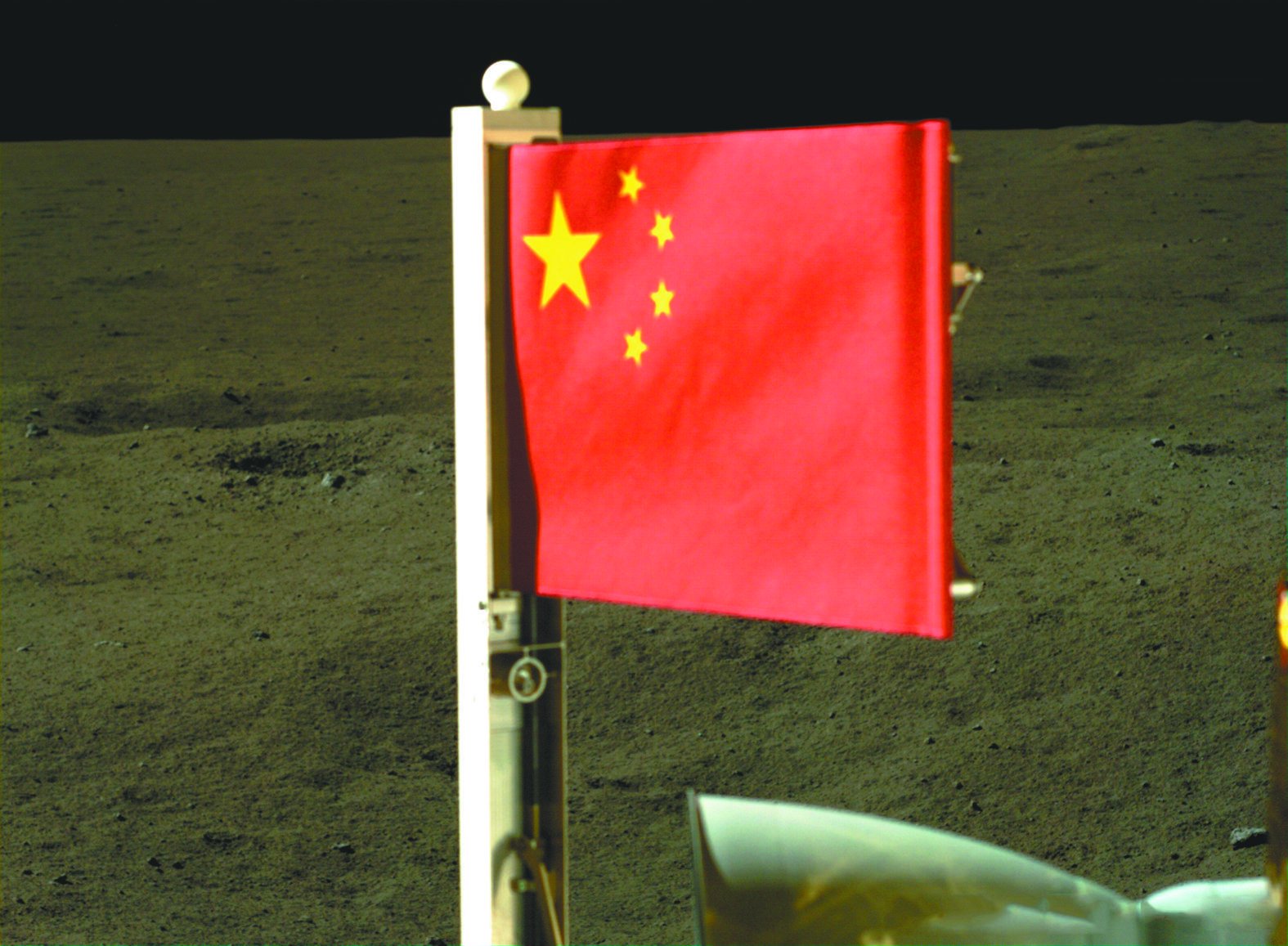 嫦娥六号着陆器携带的五星红旗在月球背面成功展开嫦娥六号完成月背