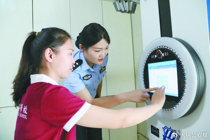 郭静静为高考学子补办身份证采集照片.
