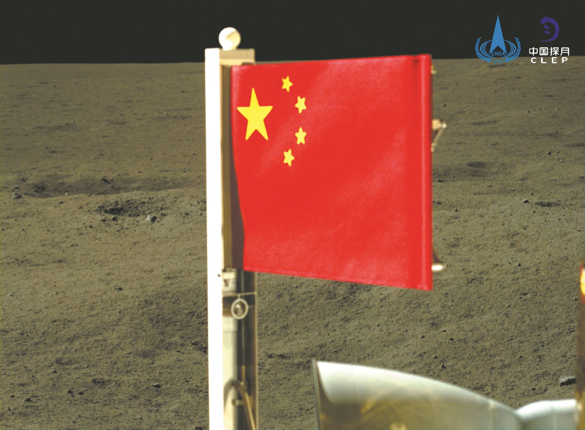 6月4日,五星红旗在落在月背的嫦娥六号探测器上展开.