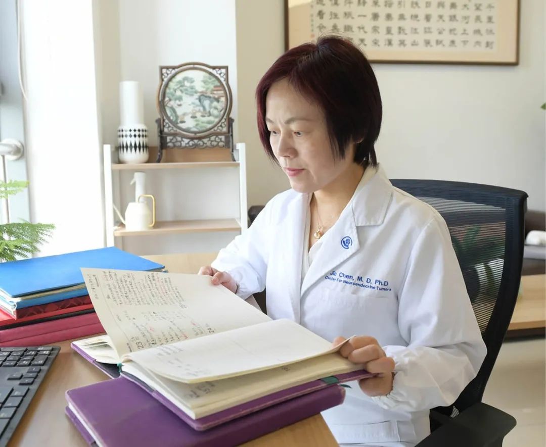 2010年,陈洁开始专门从事神经内分泌肿瘤诊治,照片中的手写病例记录是