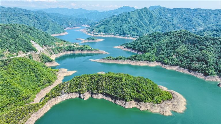 图为位于佛坪县的三河口水库.