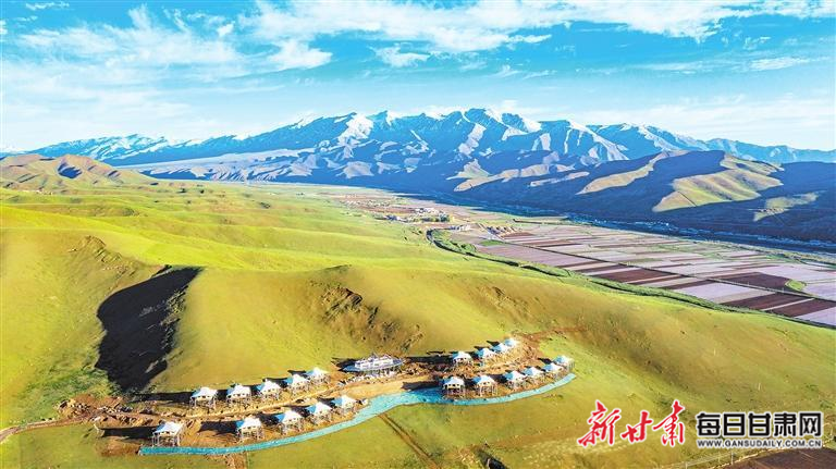 【图片新闻】天祝县境内祁连山白雪皑皑 与蓝天,白云,草原,帐篷共同