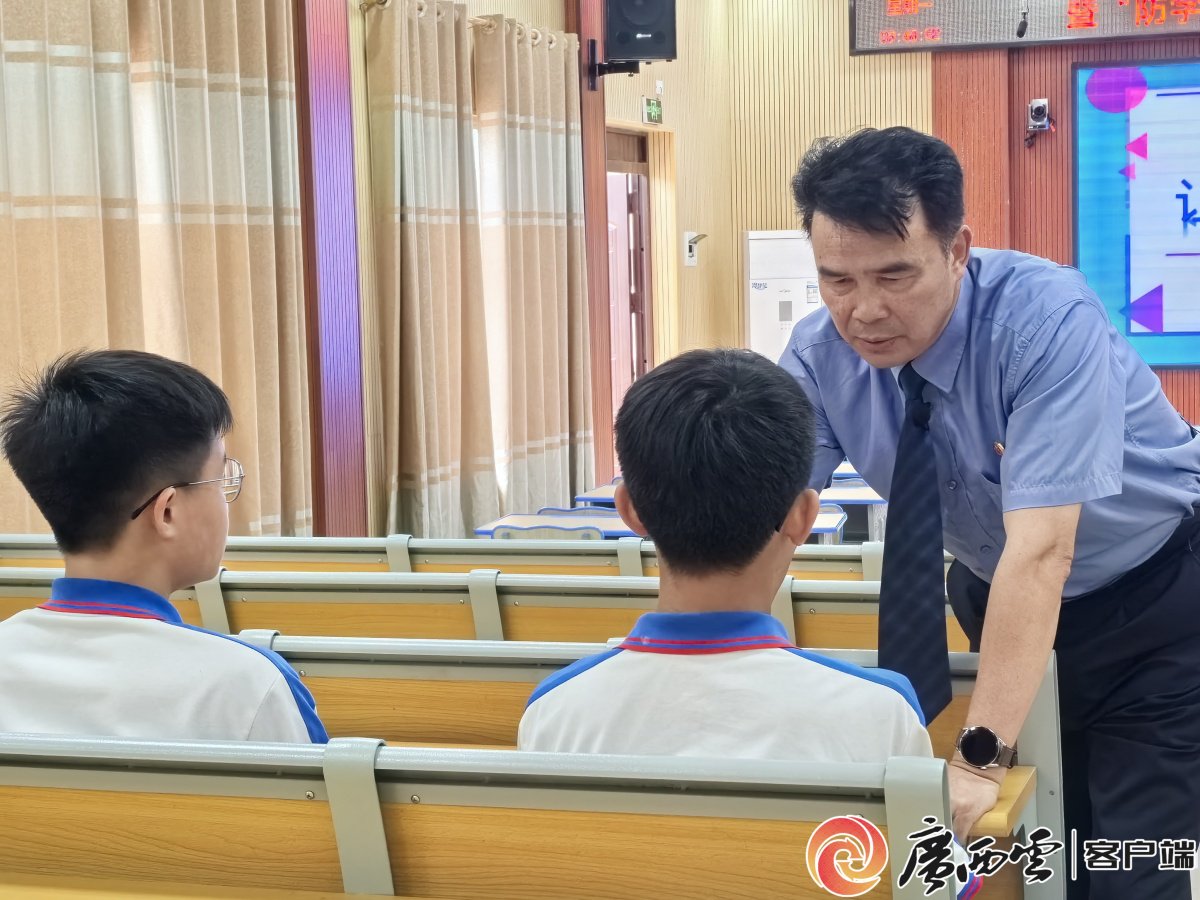普法者"赖老师":用法治阳光照亮青少年心中的梦想