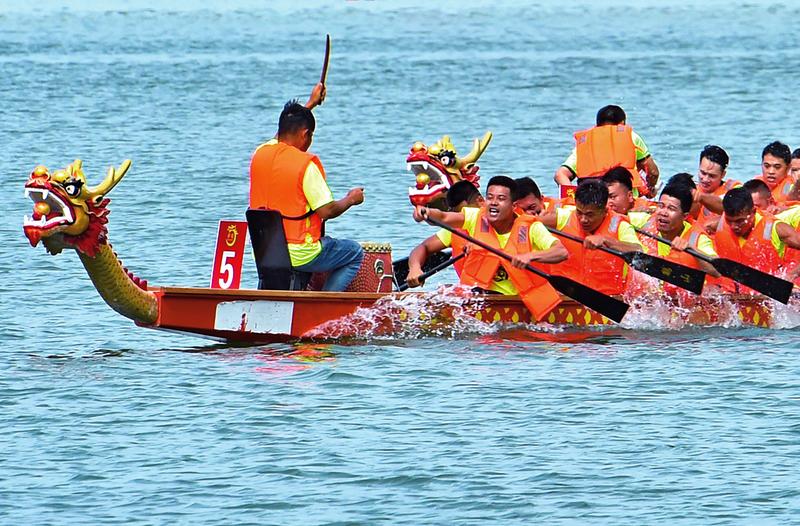 今年端午节南宁鸣锣赛龙舟