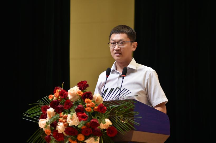 颁奖典礼上,黄河科技学院总顾问孔留安教授,中国日报社21世纪报社河南
