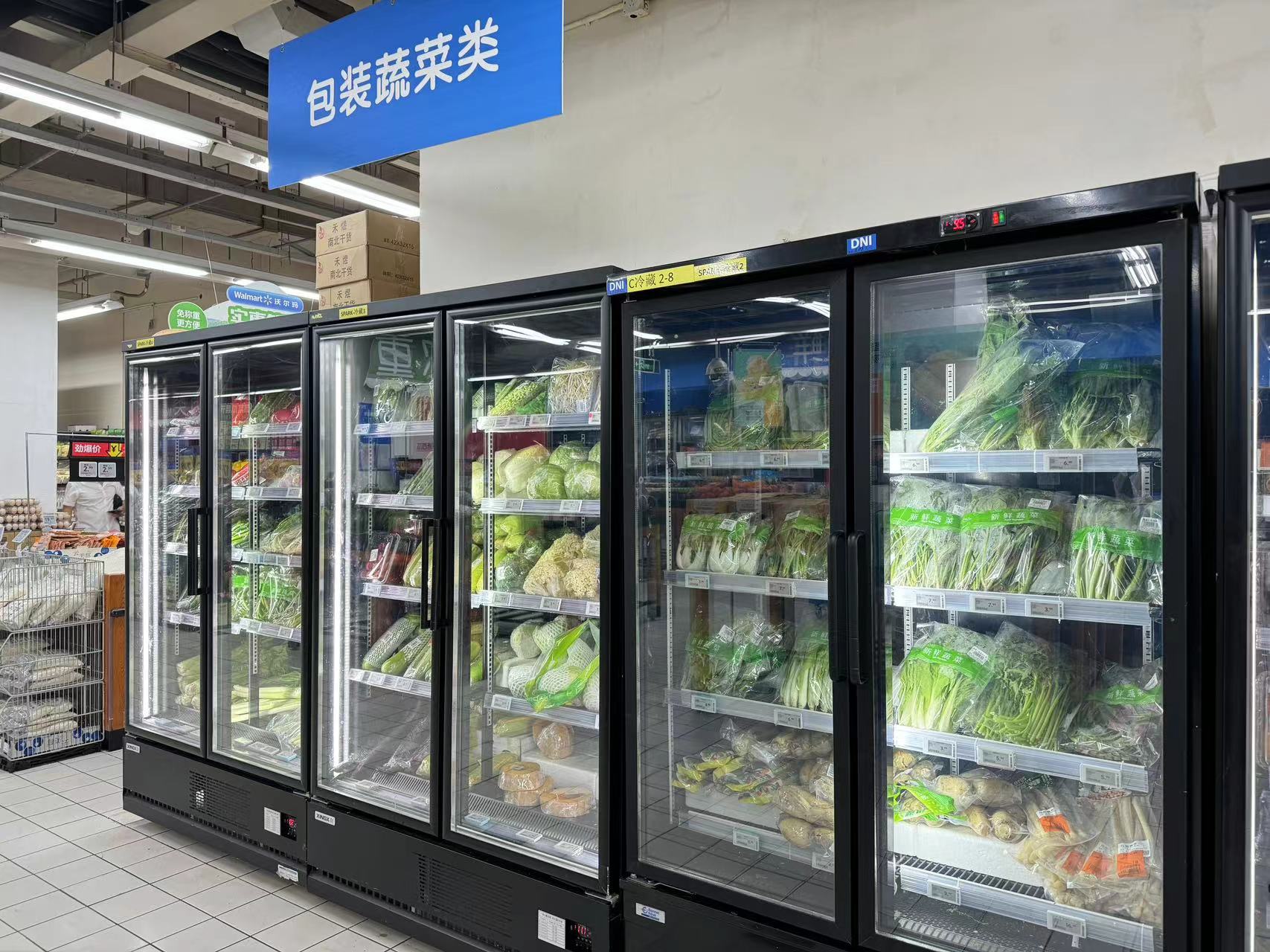 "市民王女士在快乐购超市的蔬菜区逛了一圈,不禁感慨.