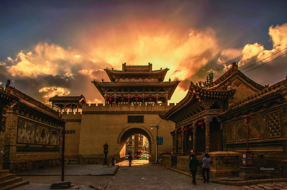 夕阳下的丹噶尔古城拱海门.