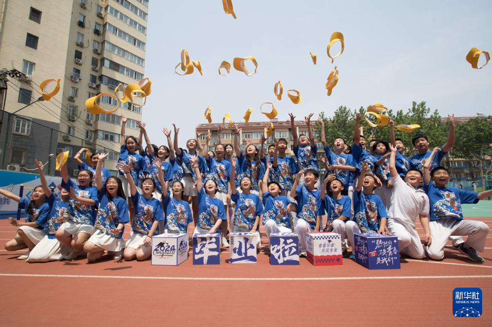 6月4日,北京小学六年级学生拍毕业照留念