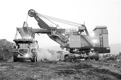 矿工当"白领",办公室里"开"电铲挖矿