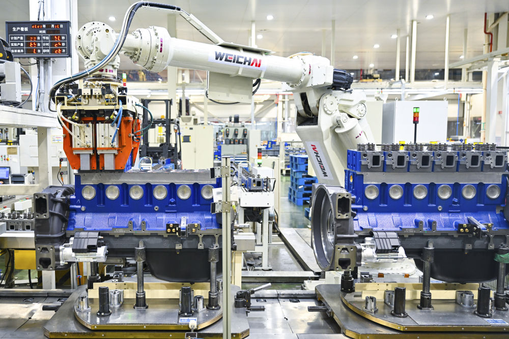 看到,穿梭于各个装配区域之间的,不是员工,而是自动化叉车等运输设备