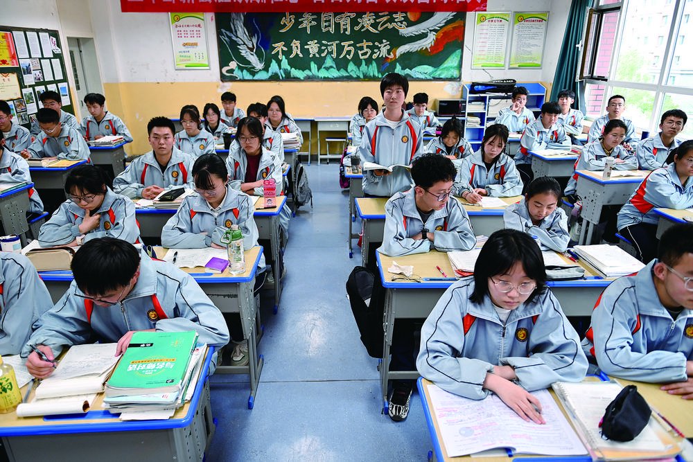 近日,西宁市海湖中学的高三学生正在积极备考,信心满怀迎战高考,用