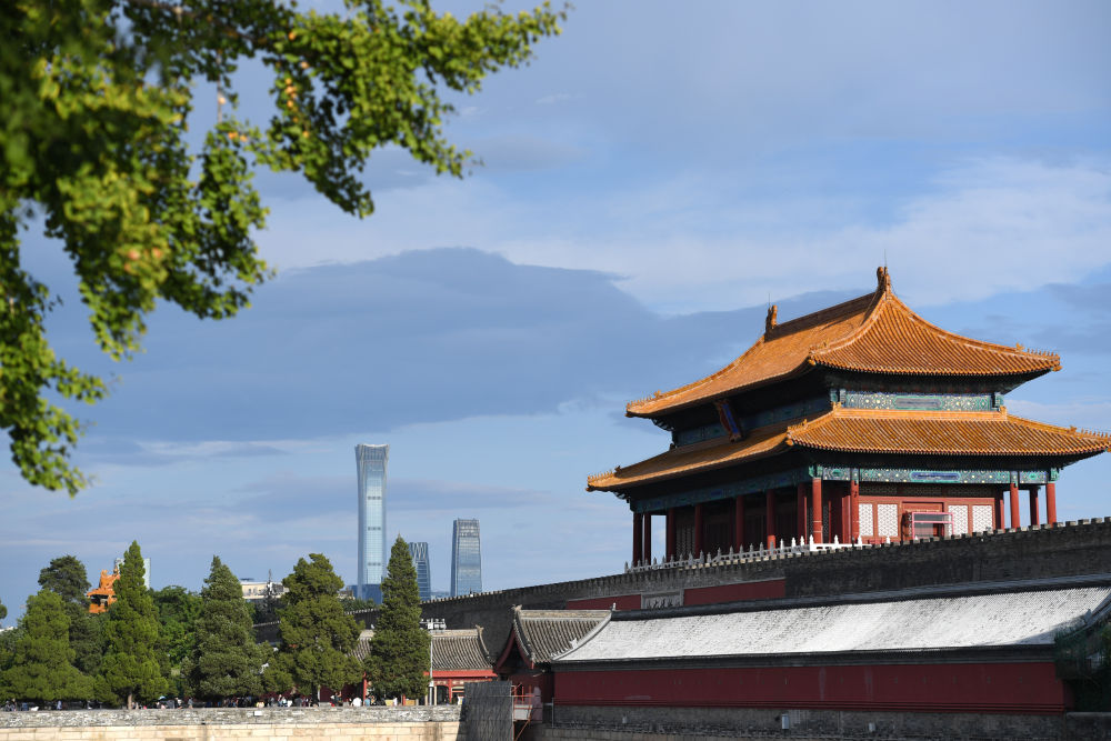 2020年9月3日拍摄的故宫博物院神武门和远处的cbd建筑群.