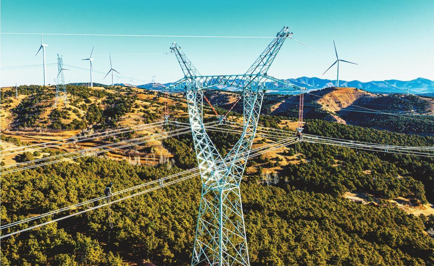 吴大伟  摄阜新220千伏关家光伏电站通过220千伏光伏发电项目配套送出