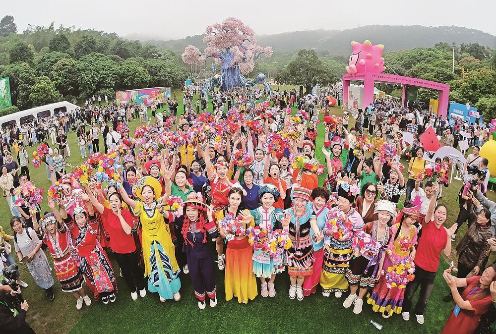 "继续在民族团结进步上走在全国前列"