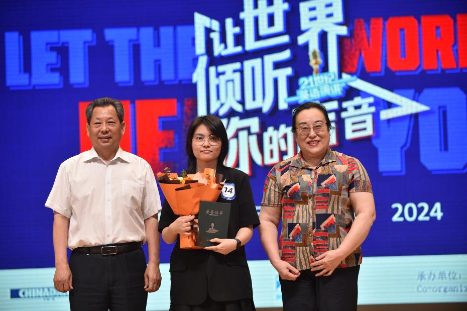 黄河科技学院商学部分党委书记郑月同志于开幕式上致辞,她首先代表