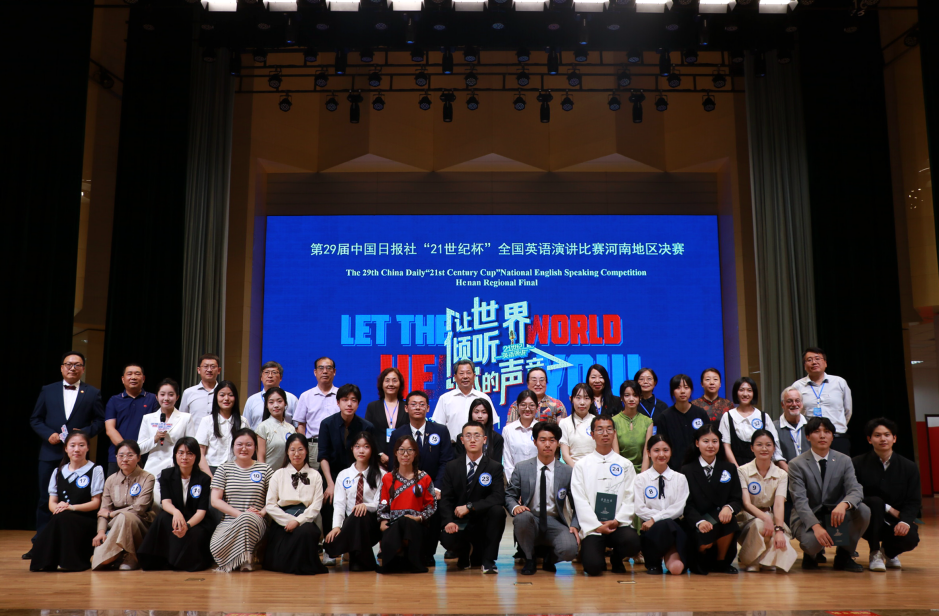 黄河科技学院商学部分党委书记郑月同志于开幕式上致辞,她首先代表