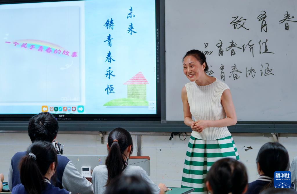 图片故事丨高三教师曾昕:我们站在山岗上目送