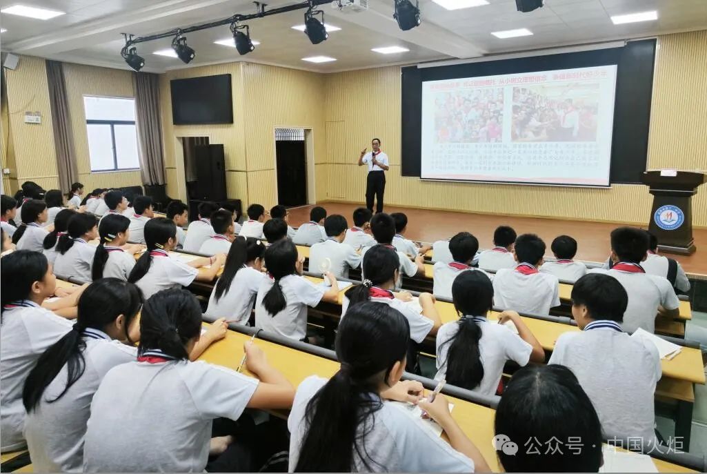 6月4日,北海市关工委联合市第十一中学组织开展加强青少年理想信念