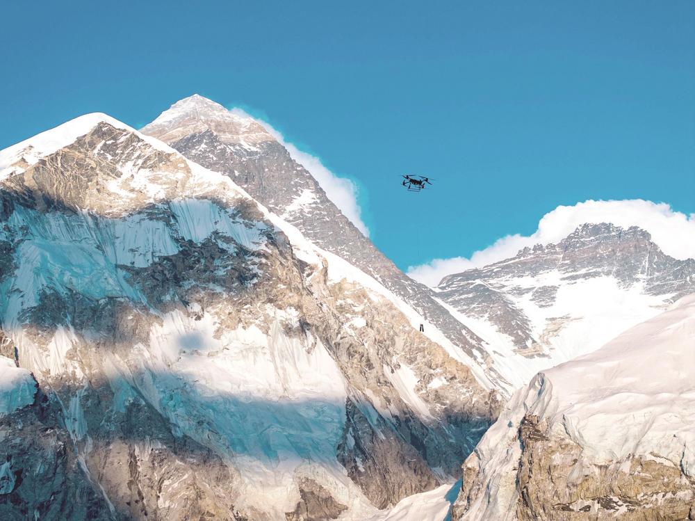 4月30日,大疆运载无人机在珠穆朗玛峰尼泊尔一侧进行物资运输测试