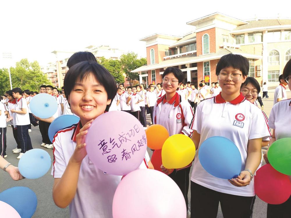 武安市第一中学组织学生开展高考心理减压活动.