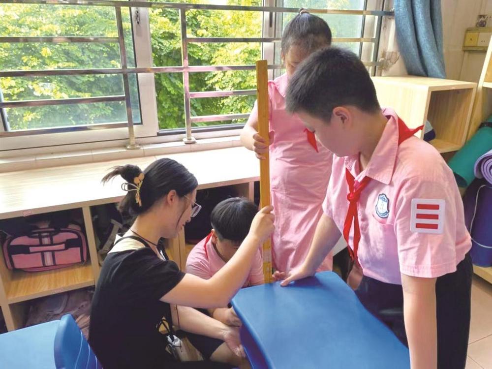 由于课桌椅国家标准滞后等原因,不少地方存在课桌椅与学生身高不大