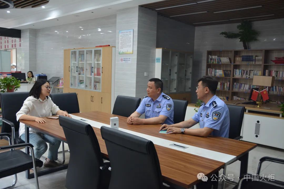 6月4日,雨花台区检察院关工委组织江苏省新闻出版学校学生进行"模拟