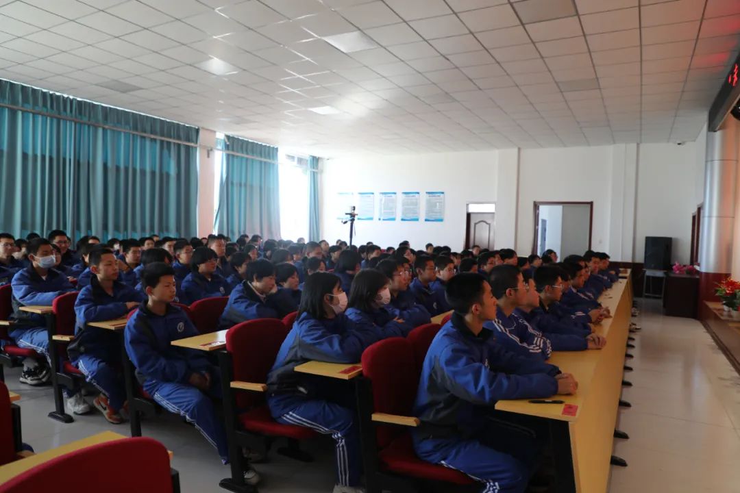 等宣传资料,通过现场讲解,咨询互动等方式带领市回民中学的200多名