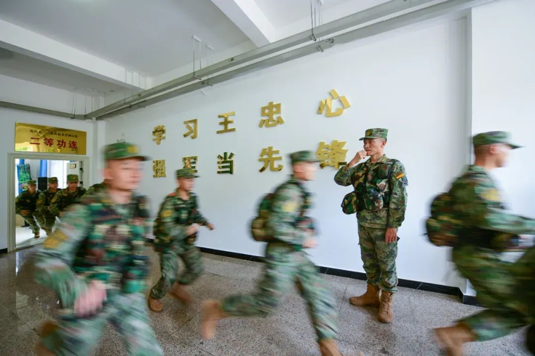 "精神剑锋"常磨常新,火箭军某旅在破立之间培育战斗精神