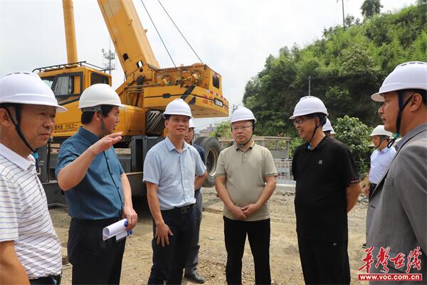 益阳市民生可感行动工作专班赴安化二中调研"特立体艺馆"项目