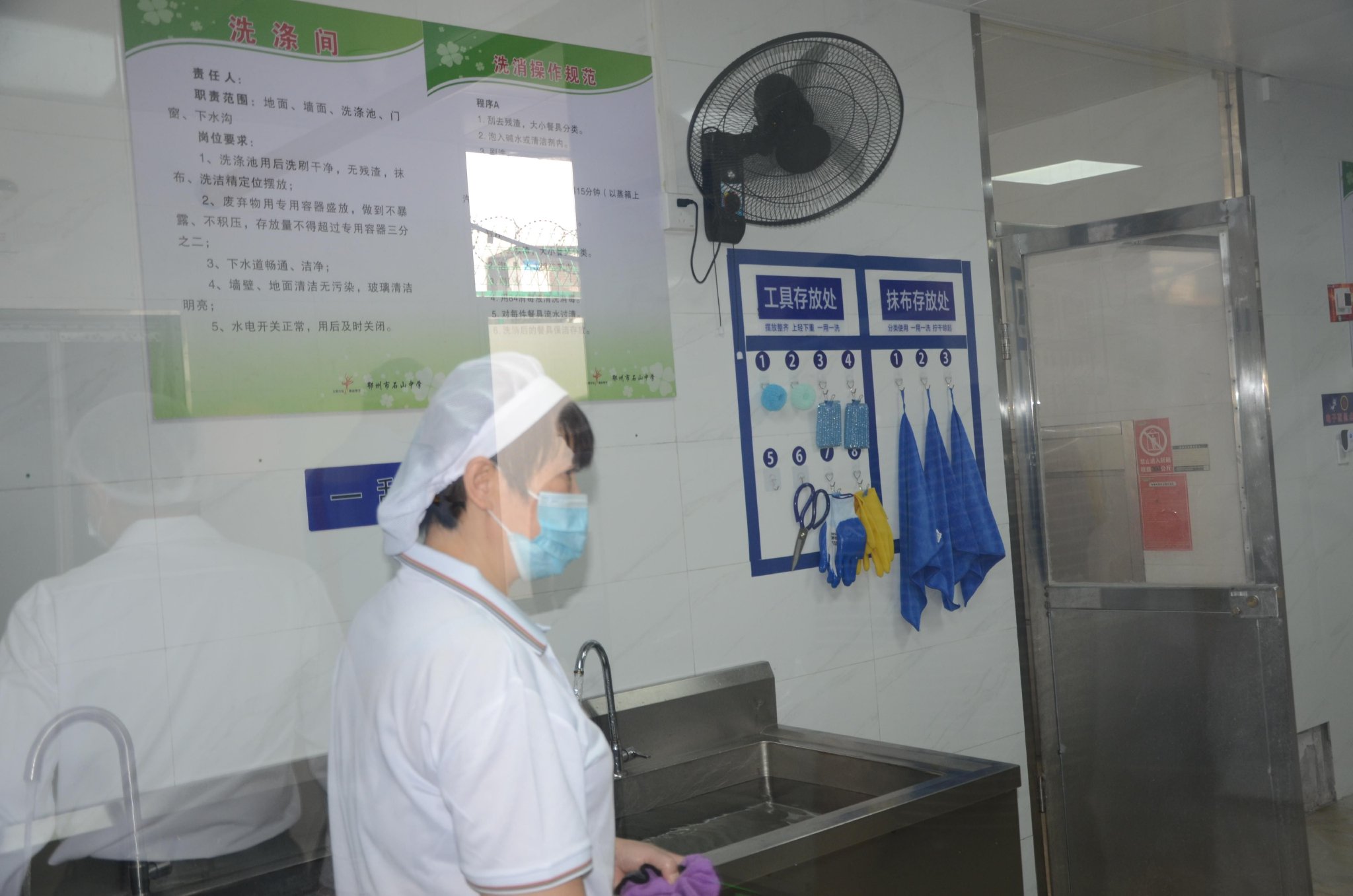 石山中学后厨工具,抹布整齐悬挂.